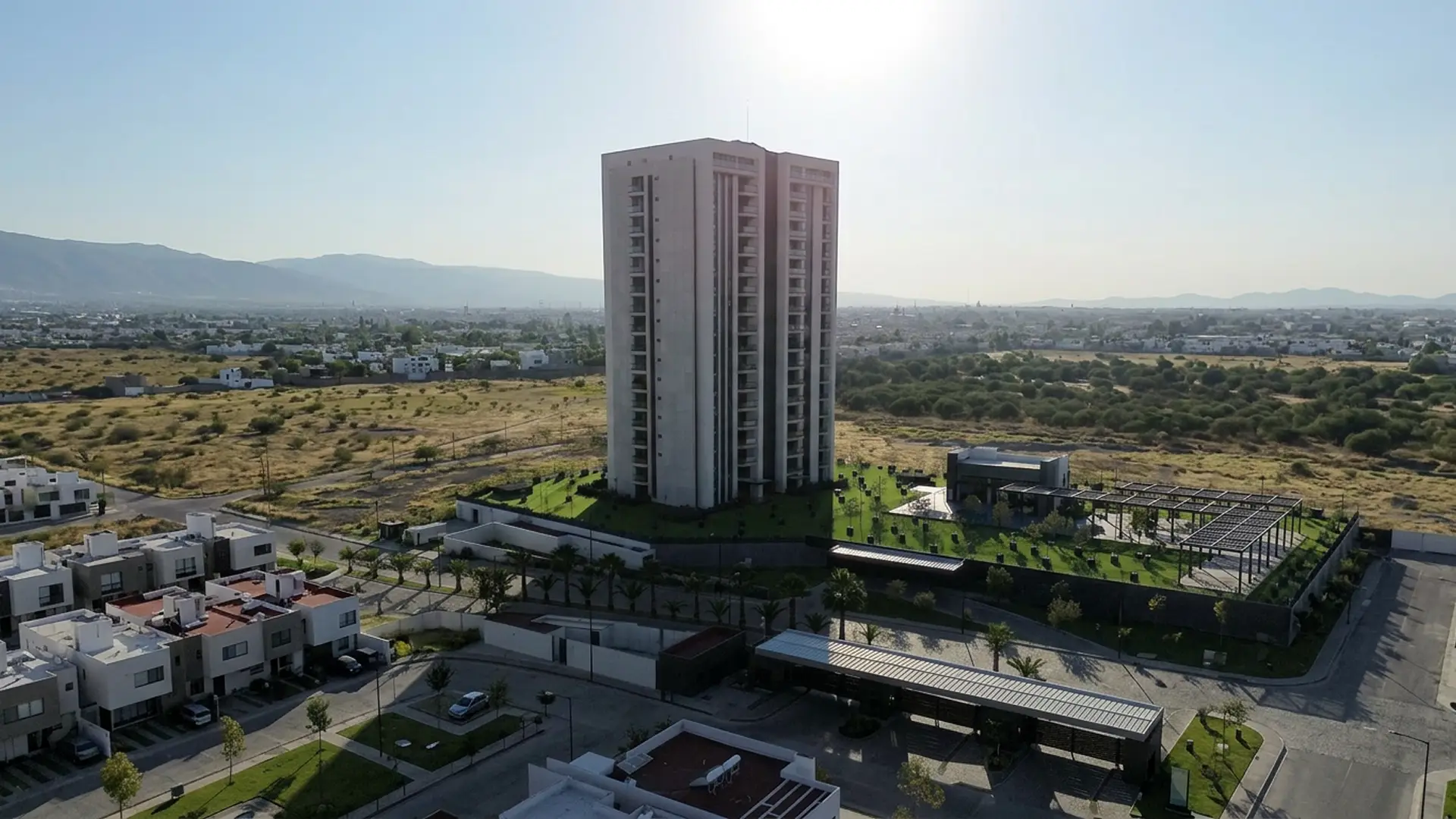 Torre residencial Magno con áreas verdes al atardecer en Celaya